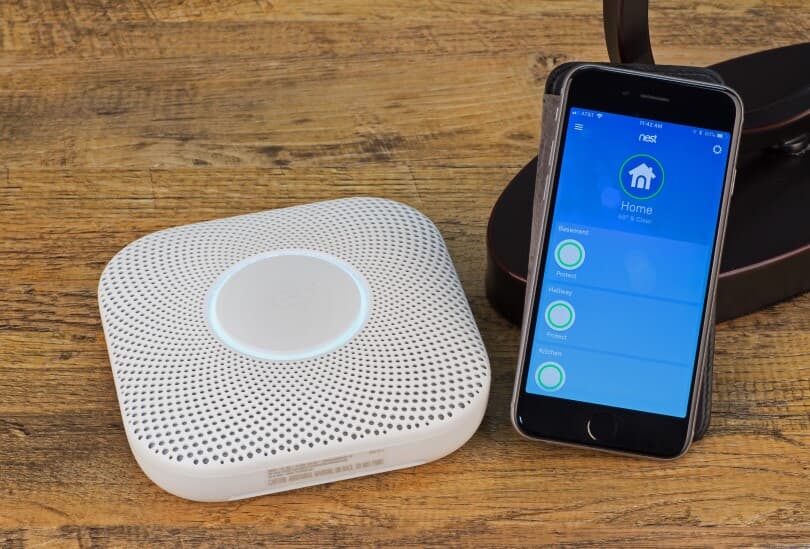 Nest Protect smoke and carbon monoxide alarm and its smartphone app
