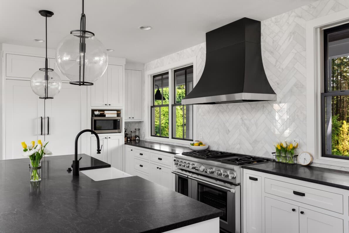 https://cdn.brookfieldresidential.net/-/media/brp/global/modules/news-and-blog/corporate/how-to-make-your-house-look-expensive-on-a-budget/luxurious-black-and-white-kitchen-with-black-hardware-and-tiled-wall-1189.jpg?rev=7d7c5a13a2b44f6bb65a5d6ced9fa284&cx=0.5&cy=0.5